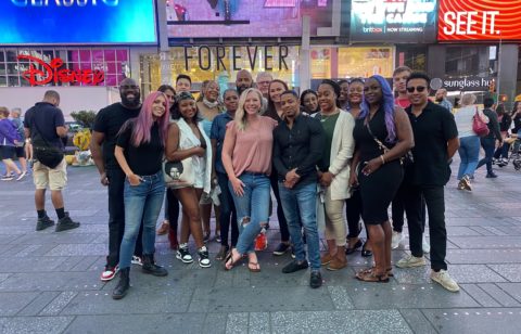 Lindsay y el equipo de National Debt Relief en Times Square