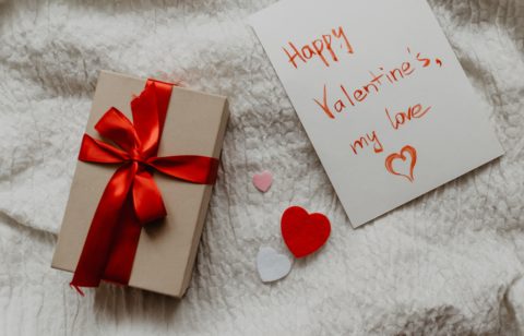 Un regalo de San Valentín DIY con una tarjeta que dice &quot;Feliz San Valentín, mi amor&quot;
