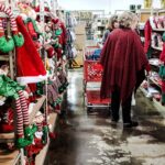Pasillo de compras con decoraciones navideñas